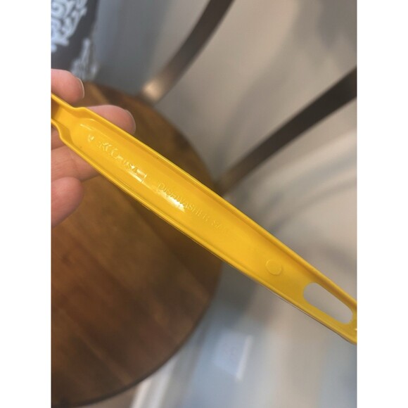 VINTAGE EKCO PLASTIC Solid YELLOW LADLE PRE-OWNED Made In USA Dishwasher Safe - Picture 5 of 6
